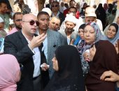 محافظ بنى سويف يستمع لطلبات المواطنين خلال جولته الميدانية بمدينة ناصر