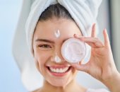 3 عادات جمالية تؤدى إلى شيخوخة بشرتك.. أبرزها استخدام غسول الوجه