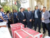 محافظ القاهرة يشهد توزيع مواد غذائية وأجهزة كهربائية على 356 أسرة