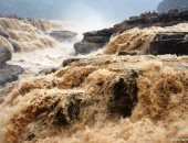 فيضانات شلال هوكو فى الصين تبهر الزوار