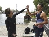 وزيرة الرياضة الفرنسية تسبح فى نهر السين لتبديد الخوف بعد فيلم" Under Paris "