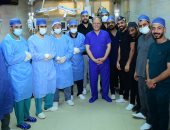 فريق طبى يجرى عملية جراحية لطفلة مصابة بشلل ولادى كامل فى سوهاج