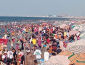 زحام شديد وإقبال كبير من المواطنين على شواطئ جمصة هربا من حرارة الجو