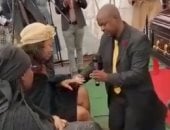 اعرف حقيقة فيديو رجل يطلب الزواج من أرملة أثناء جنازة زوجها
