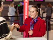 شركة طيران أسترالية توظف فتاة أمريكية من صاحبات متلازمة داون.. صور