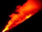 عمود حمم بركانية ورماد نتيجة ثوران بركان إتنا جنوب إيطاليا.. فيديو وصور 