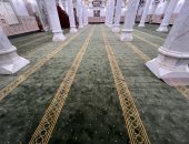 مسجد السيدة نفيسة (رضى الله عنها) بحلة جديدة بعد تجديد فرشه.. صور