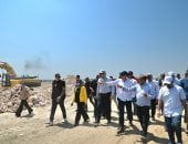وزير الرى يتفقد مشروعات حماية الشواطئ بمدينة رأس البر بدمياط