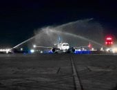 وصول أولى رحلات مصر للطيران إلى مطار  الفجيرة واستقبالها بتقليد رش المياه