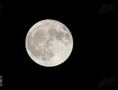 بعد منتصف الليل.. القمر فى طور التربيع الأخير يزين السماء فى مشهد بديع
