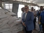 محافظ أسيوط يفاجئ العاملين بمطاحن مصر الوسطى للتأكد من سلامة الأقماح