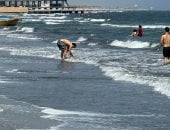 إعادة فتح شواطئ بورسعيد للسباحة بعد إغلاقها يوم واحد.. فيديو وصور  