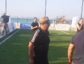 "برنيطة" سمير عثمان تخطف الأضواء قبل انطلاق مباراة أساطير الأهلى والزمالك