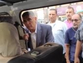 محافظ الجيزة يتفقد المواقف ويسأل المواطنين عن التزام السائقين بالتعريفة.. فيديو