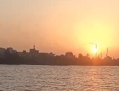 سبحان من أبدع.. لحظة غروب الشمس وانعكاسها على مياه نهر النيل بدسوق.. فيديو