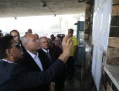 محافظ القاهرة يتفقد مواقف النقل الجماعى للتأكد من الالتزام بالتعريفة الجديدة