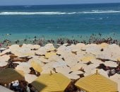 شواطئ إسكندرية آمنة والزحام ينفى شائعات تسونامى.. الناس كلها فى البحر "فيديو"