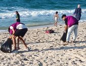 30 متطوعا بالعريش ينظمون حملة لتنظيف الشاطئ ضمن مبادرة "صيف شبابنا"
