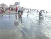 انحسار مياه شاطئ رأس البر.. والأهالي يواصلون التوافد إلى البحر.. فيديو وصور