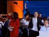 منى الشاذلى تطلب من جمهور حفل مدحت صالح غناء "أنا ابن مصر"