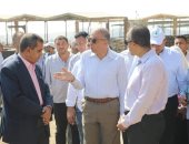 محافظ المنيا يجرى زيارة عاجلة لمعاينة مصرف المحيط والوقوف على المشكلات