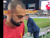 محمد صلاح يُهدى قميص ليفربول لطفلة مريضة فى لفتة إنسانية.. فيديو