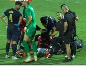 توقف مباراة الأهلى وسيراميكا لعلاج إمام عاشور بعد ارتطام الكرة برأسه