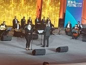 الفرقة المصرية للموسيقى والغناء تقدم أغنية زى العسل لصباح بحفل مهرجان العلمين