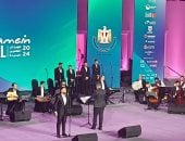الفرقة المصرية للموسيقى تختتم حفل مهرجان العلمين بأغنية عدوية لمحمد رشدى