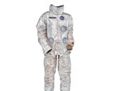 عرض بدلة أول أمريكى يسير فى الفضاء بـ 120 ألف دولار بمزاد نيويورك