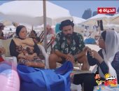 مهرجان العلمين.. خالد عليش يمازح الأسر ويشاركهم الأكل داخل أحد الشواطئ.. فيديو