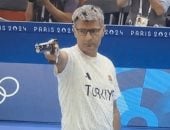 جاب ميدالية وإيده فى جيبه.. بطل الرماية التركى يخطف الأنظار بالأولمبياد.. فيديو