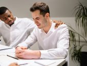 دراسة بريطانية تكشف عن 9 وظائف تتسبب فى بكاء الموظفين بحمامات العمل