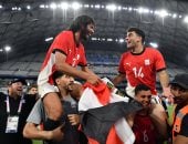 الننى وزيزو يحتفلان بإنجاز المنتخب الأولمبى مع الجماهير بعلم مصر.. صور