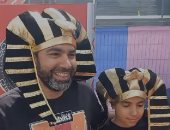 أسرة مصرية بالزي الفرعوني فى باريس: "جايين من إنجلترا نشجع منتخب اليد".. فيديو