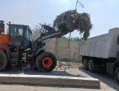 محافظ الإسماعيلية يتابع رفع تراكمات القمامة والمخلفات بعزبتي آدم والحلوس