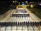100 جندى فنزويلى يحمون آخر تماثيل شافيز بعد هدم المتظاهرين 5 آخرين