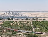 وزير النقل يعلن عبور أول قطار لنقل حاويات من ميناء الدخيلة إلى سيناء (صور وفيديو)