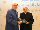شيخ الأزهر للمفتى الجديد: امتحنكم الله بالمنصب فسخِّره فى صناعة الخير للناس