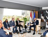 محافظ أسوان لمدير "مشروعات التعمير": نسعى لاستثمار المنتجات بالسوق العالمى