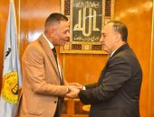 محافظ أسيوط يكرم وكيل وزارة التضامن الاجتماعى 