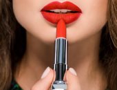 3 ألوان يفضل ارتداؤها عند وضع الروج الأحمر.. موضة 2024