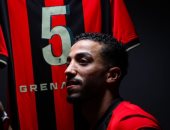 محمد عبد المنعم يرتدى القميص رقم 5 مع نيس الفرنسى