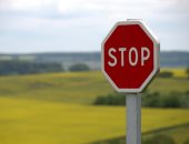 يوم التوقف العالمى.. تعرف على سبب تكريم لافتة "stop "؟