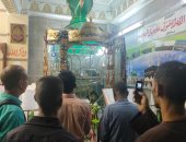 دعوات المحبين داخل مقام سيدي جلال الدين السيوطي في الليلة الختامية.. صور وفيديو