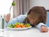 ابنك بيغلّبك في الأكل.. دراسة: انتقاء الأطفال للطعام يعود لجينات وراثية