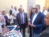محافظ قنا يتفقد معرضا يدويا احتفالا باليوم العالمى للسياحة