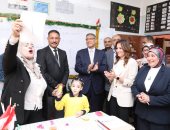 محافظ الجيزة يشارك طلاب المدارس الحصص الدراسية بالعام الجديد.. صور