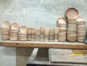 ياسر يصنع مخروطات من الخشب: حلل وصواني وكبايات شيك وراقية