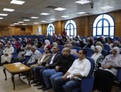 محافظ المنيا يوزع الدفعة الأولى من عقود القروض الجديدة من تشغيل الشباب لخلق فرص عمل
